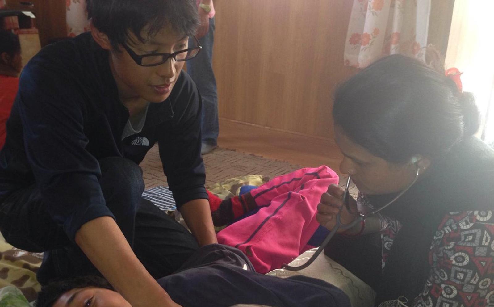 ネパールで患者の治療をアシストする日本人理学療法インターン ネパールで患者の治療をアシストする日本人理学療法インターン